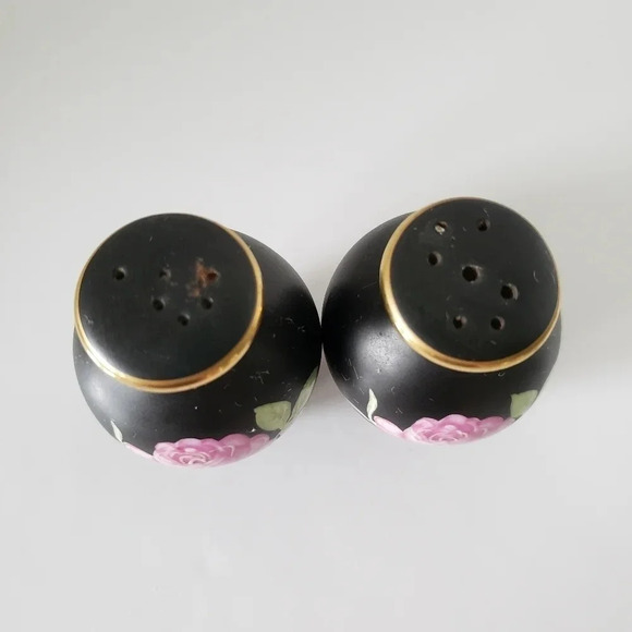 Vintage set of  2 Porcelain Mini Black/Pink Floral Salt/Pepper Shakers. - Picture 2 of 5